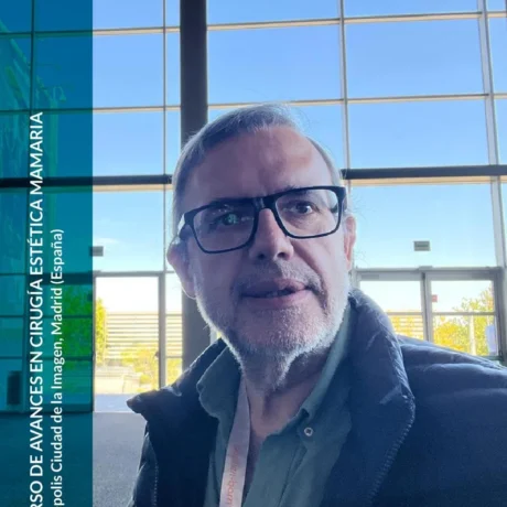 Dr. Sanz durante el curso de cirugía estética mamaria en Madrid