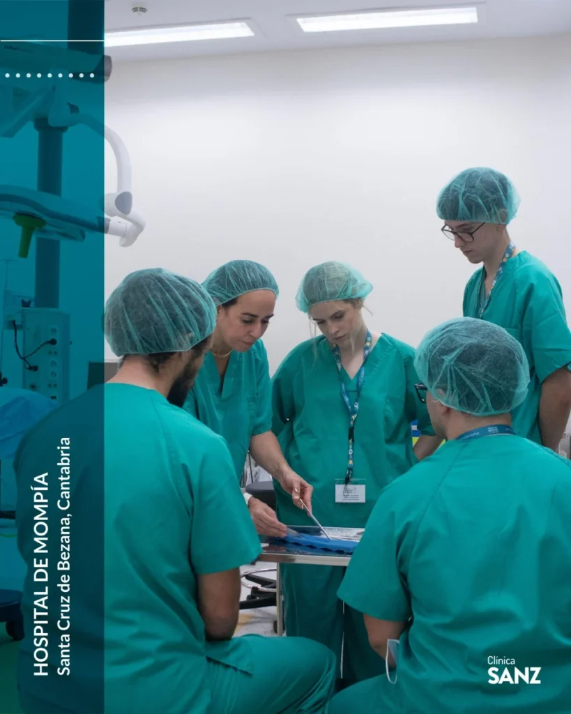 Elena Cabaleiro imparte una clase de suturas en el Hospital Mompía — fotografía 1